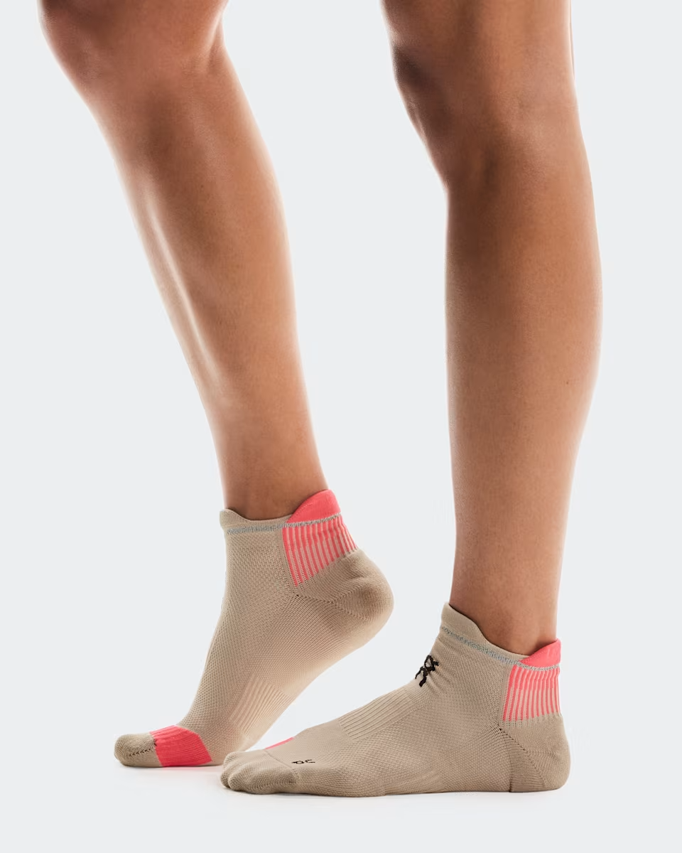 On Unisex Performance Run Sock Low - Desert / Pink