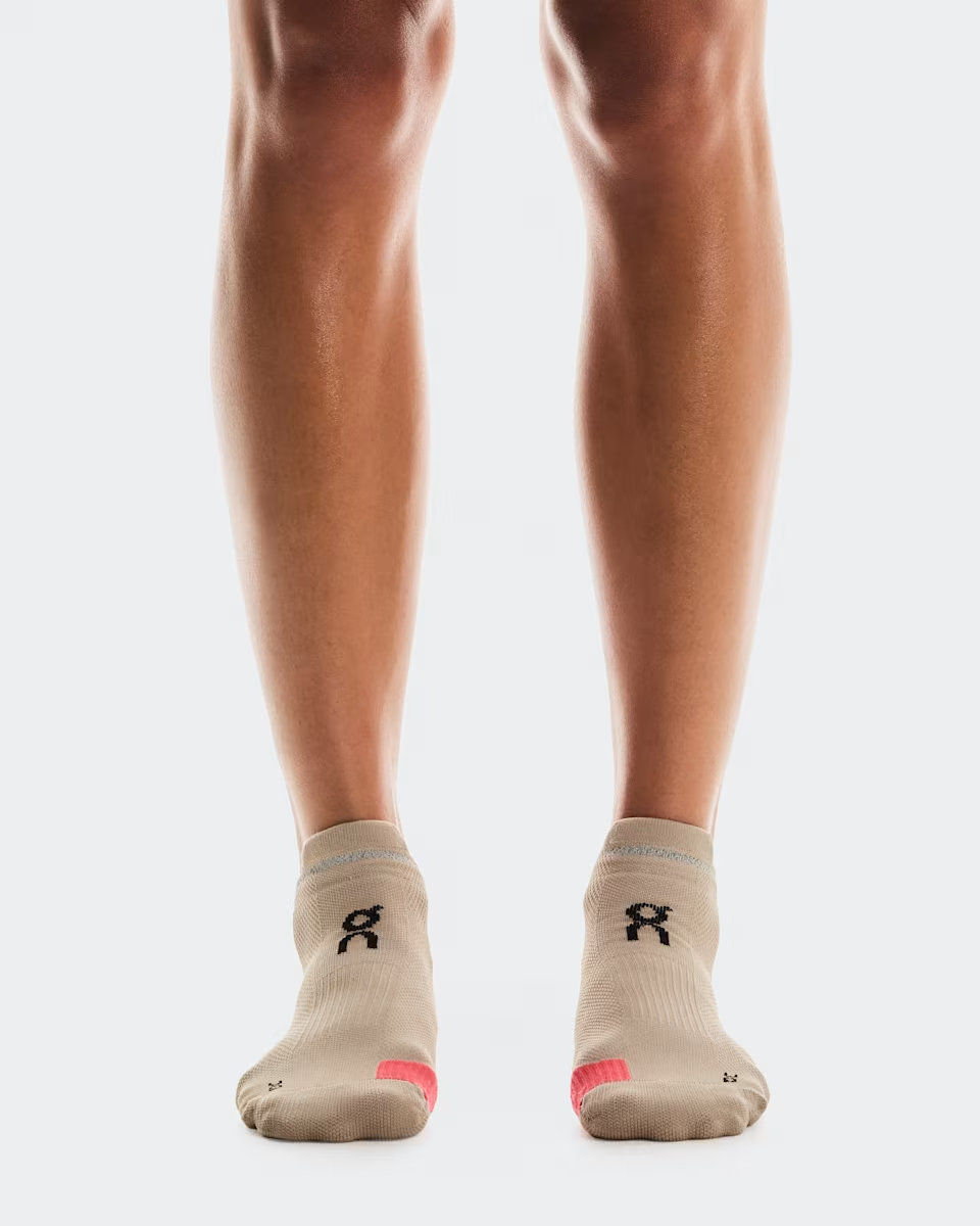 On Unisex Performance Run Sock Low - Desert / Pink