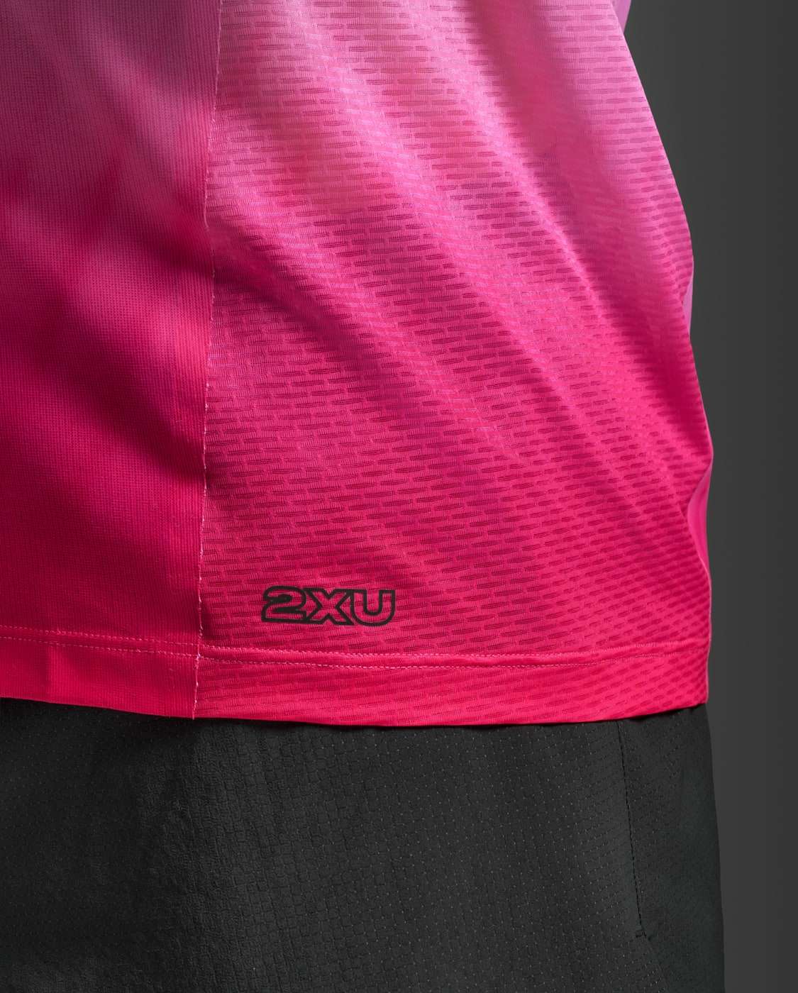2XU Men Light Speed React Singlet - Fuchsia Grad / Black Reflective
