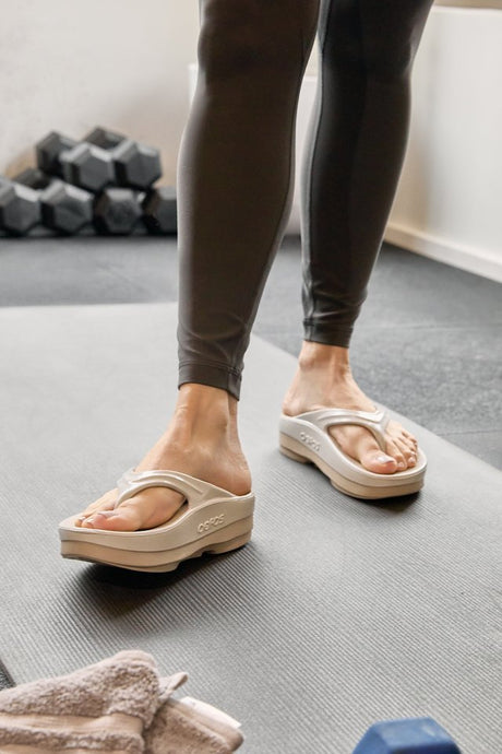 OOFOS Women OOmega Luxe Sandal - Nomad / Fog