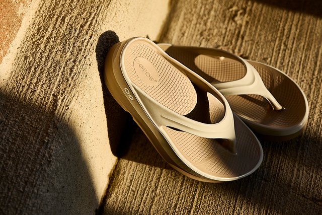 OOFOS Women OOmega Luxe Sandal - Nomad / Fog – Running Lab