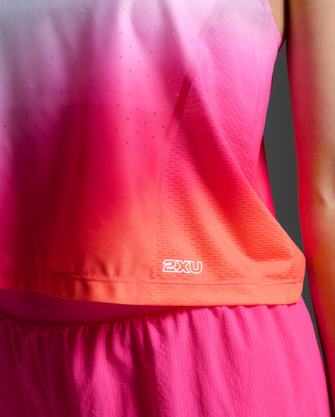 2XU Women Light Speed React Crop Singlet - Fuchsia Grad / White Reflective
